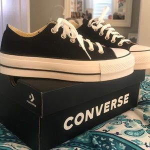 BLACK PLATFORM CONVERSE (NEVER WORN)